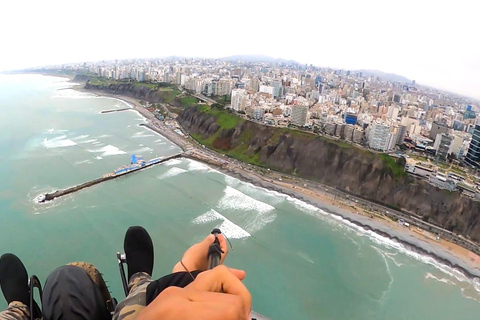 Vola in parapendio sulla Costa Verde di Lima – Un&#039;avventura aerea indimenticabile