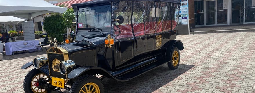 Visite de la ville dans une réplique vintage du modèle T.