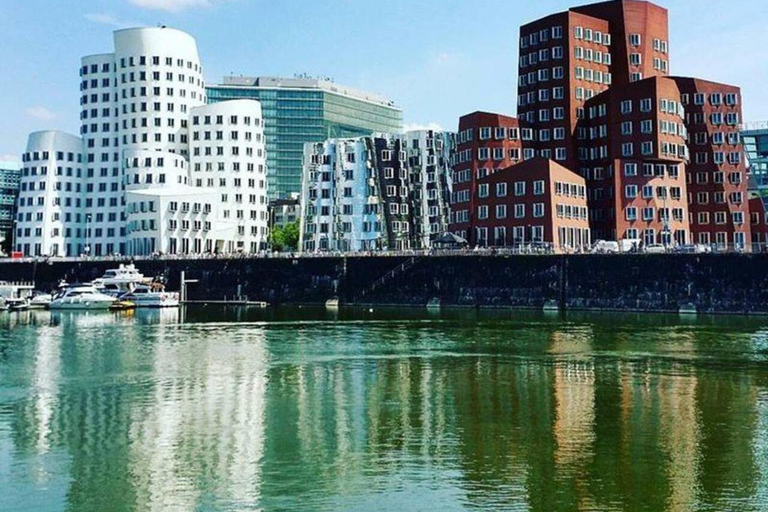 Düsseldorf: Private 1 Hour Photoshoot with Pro Photographer