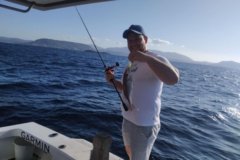 Atenas: Experiencia de pesca en barco con comida marinera