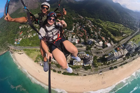 Paragliding flight with the most beautiful view of Rio de Janeiro Paragliding with the most beautiful view of Rio de Janeiro