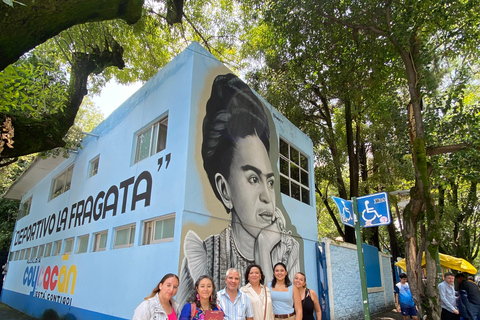 Mexico City: Intimate Frida Walking Tour & La Casa Azul.
