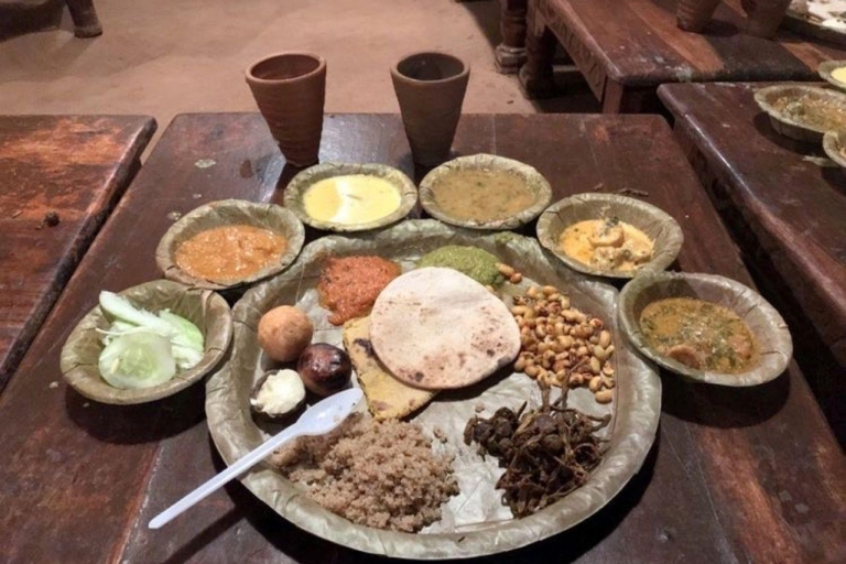 Wycieczka kulturalna do wioski Chokhi Dhani z kolacją samochodem