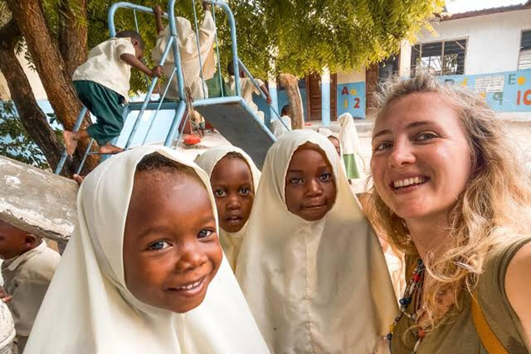 Zanzíbar: visita a una escuela local con participación en claseZanzíbar: tour por una escuela local con participación en clase