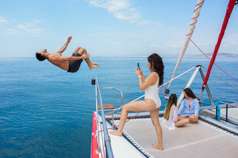 Barcelona: Catamaran cruise overdag of bij zonsondergang met drankjeZonsondergang: boottocht op een catamaran met een kleine groep