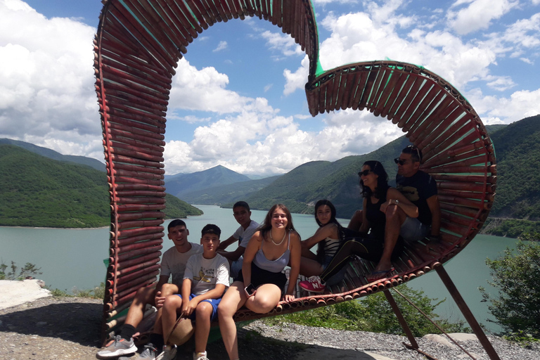 Tour privado de día completo a las montañas de Gudauri y Kazbegi