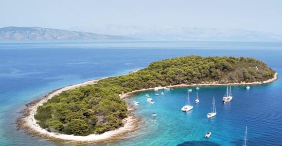 Podgora: Bootstour zu 3 Inseln mit Schwimmen und Höhlen