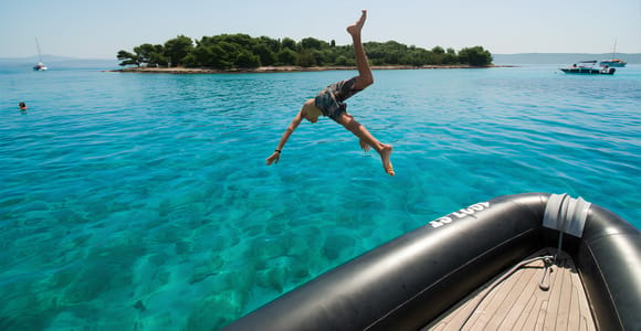 Split/Podstrana: Blaue Grotte und 5 Inseln mit dem Schnellboot (kleine Gruppe)