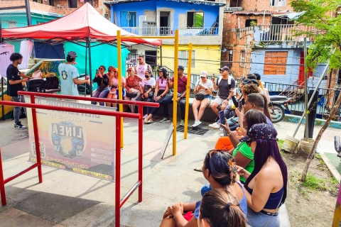 Medellin: visite de l'histoire et des graffitis de Comuna 13 et balade en téléphériqueMedellin : visite de la Comuna 13 et balade en téléphérique en espagnol