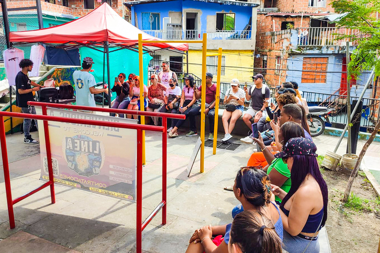 Medellin: Comuna 13 Historia i Graffiti Tour i przejażdżka kolejką linowąMedellin: wycieczka po Comuna 13 i przejażdżka kolejką linową w języku angielskim