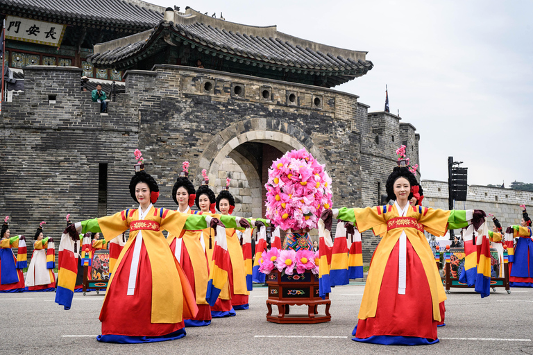 Seúl: excursión de un día al 62.º Festival Cultural de Suwon Hwaseong27 de septiembre | Excursión a la aldea tradicional y a Hwaseong, desde Myeongdong
