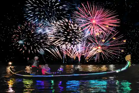 Honolulu: Friday Fireworks Waikiki Gondola Cruise