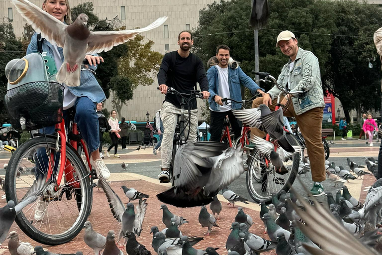 Barcelone : visite à vélo ou en vélo électrique, sites incontournables et anecdotes localesVisite privée