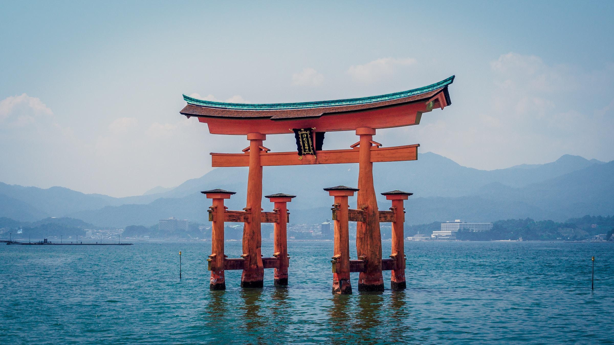 Hiroshima: Miyajima Friedensdenkmal Symbole des Friedens und der Schönheit