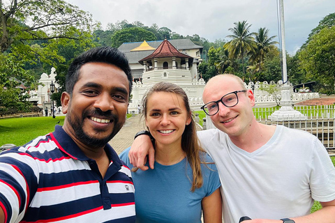 Kandy : Visite guidée privée de la ville avec un guide de région en Tuk Tuk