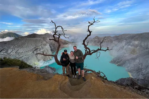 Banyuwangi: Caminhada guiada ao nascer do sol no vulcão Ijen com serviço de busca