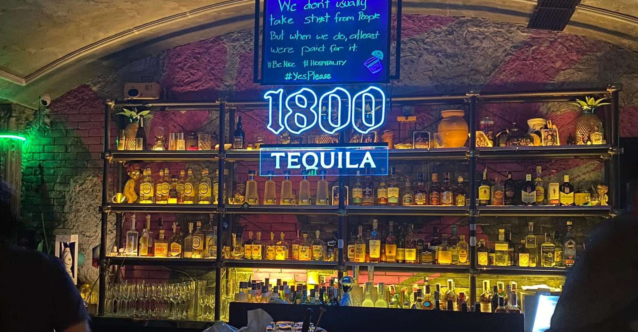 Makati, Bar Hopping - Hizvo