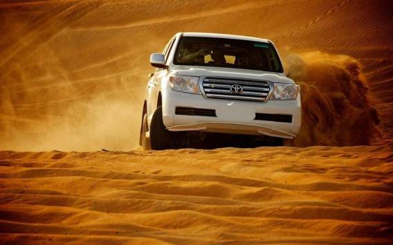 Dubai:Dune Bashing in der Wüste, BBQ, Show, Kamel- und Sandboard-Ritt