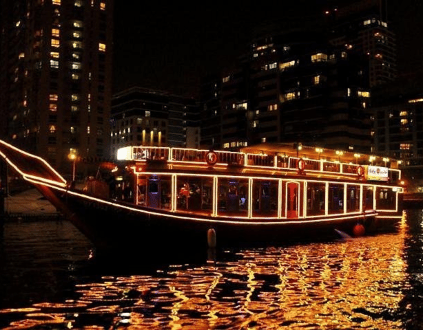 Dubai: Dhow Cruise Diner in Creek, Marina met Bovendek