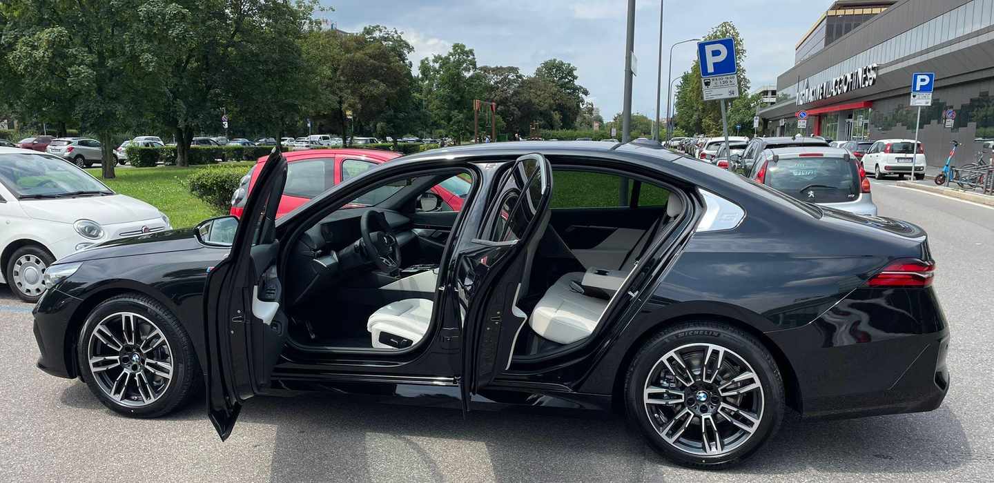 Mailand Transfer von der Stadt nach LUGANO (CH) (Geschäftslimousine) Mailand Transfer von der Stadt nach LUGANO (CH) (Geschäftslimousine)