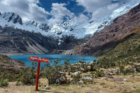 Huaraz: Rocotuyoc Lagoon - Icy Lagoon : Hiking