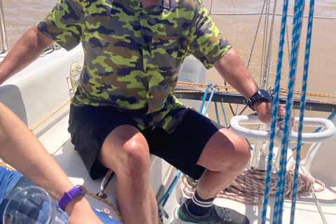 Buenos Aires: Sailboat ride, special city view, and food on board Buenos Aires: Sailboat tour, special view of the city, and lunch on board