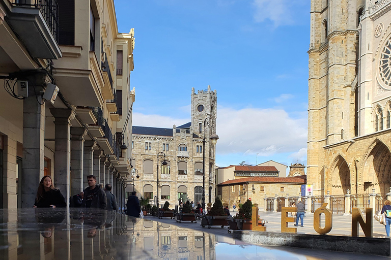 León, Gaudí and the modernismPrivate Walking Tour in Spanish