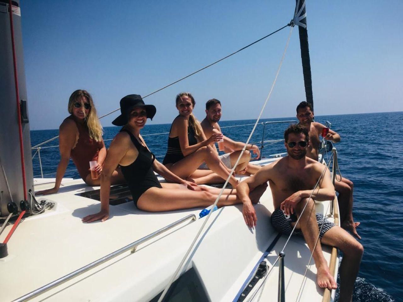Barcelona: tour en velero + comida, bebidas, baño y opción de puesta de sol