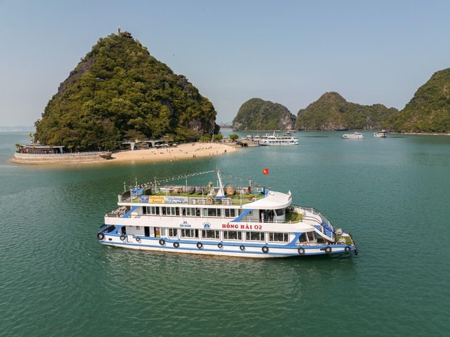 Hanoi: Halong Bay Cruise with Lunch, Caves, and Kayaking