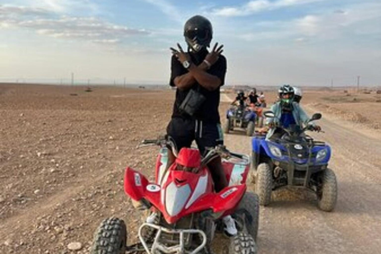 Marrakech: Quad nel deserto di Agafay con cena-spettacolo