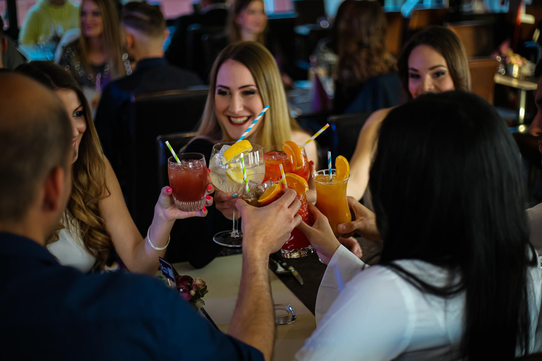 Boedapest: Donaucruise met volksdansen en drankjesDonaucruise met volksdansen en drankjes