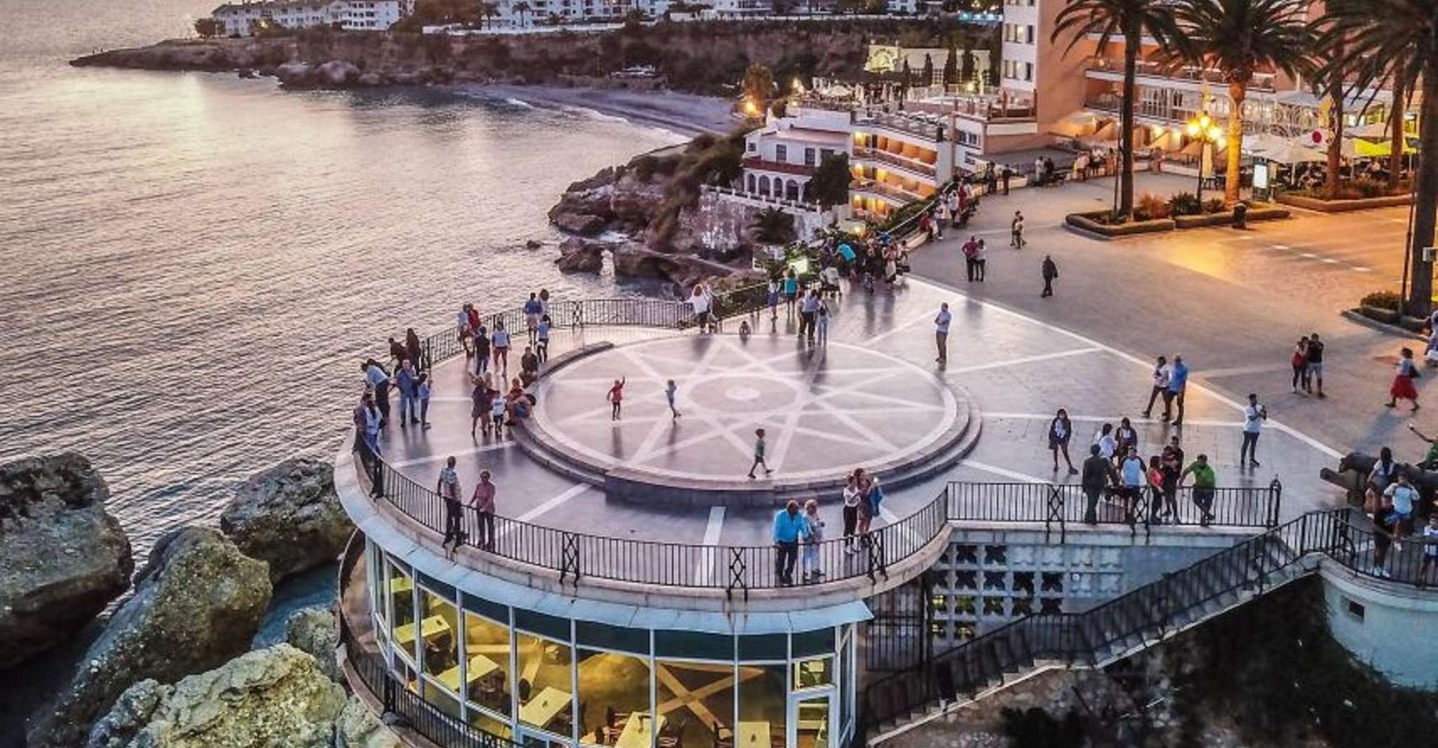 Desde Almuñécar, Cuevas de Nerja, Nerja & Excursión de un día a Frigiliana - Hizvo