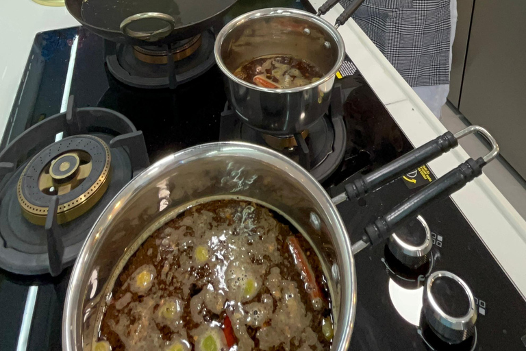 Mumbai: lezione di cucina indiana a casa di una famiglia del postoMumbai: lezione di cucina indiana a casa di una famiglia