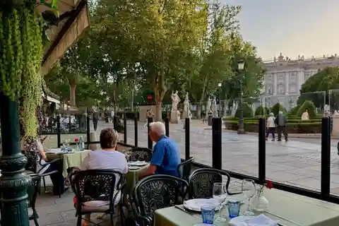 Madrid: Royal Palace Small Group Guided Tour & Wine Tasting