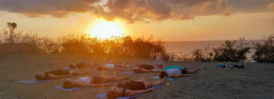 Bali : cours de yoga sur la falaise de Balangan avec vue sur l'océan
