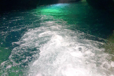 Roseau: Rainforest tour of Trafalgar Waterfalls & Geysers.