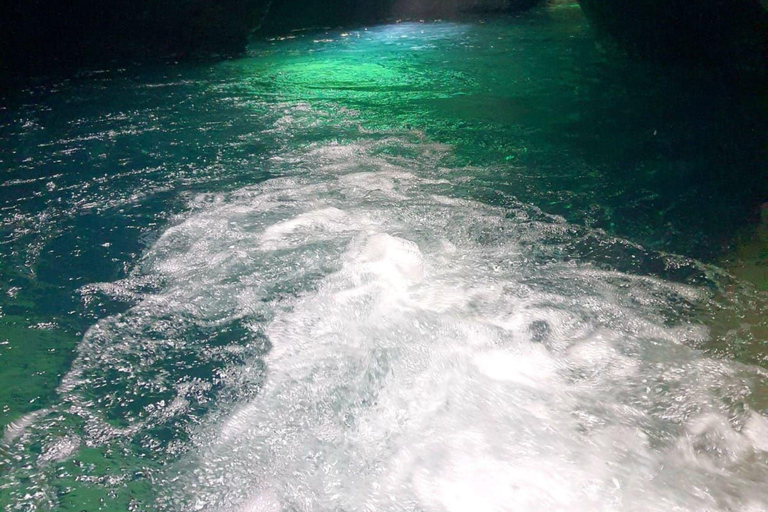 Roseau: Rainforest tour of Trafalgar Waterfalls & Geysers.