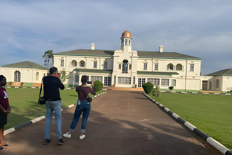 Kampala: Templo Bahai, Mesquita Gadaffi, Túmulos Kasubi, Palácio