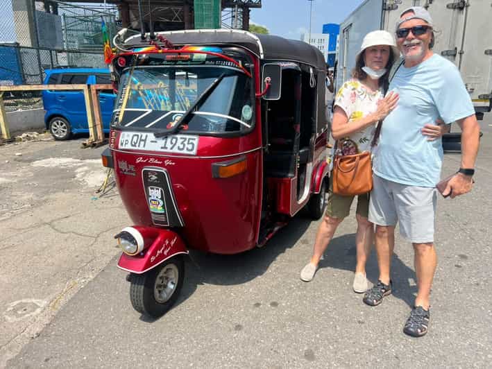 Colombo: Hidden Architecture and Street Art Tuk-Tuk Tour