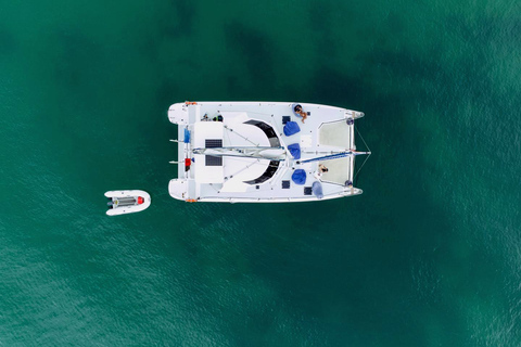 Baia delle Isole: Noleggio catamarano a vela con pranzo