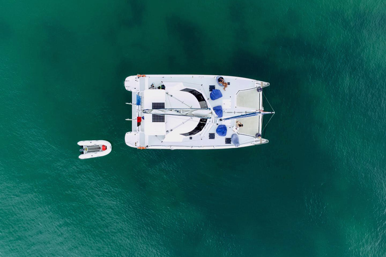 Baai van Eilanden: Catamaran zeilen met lunch