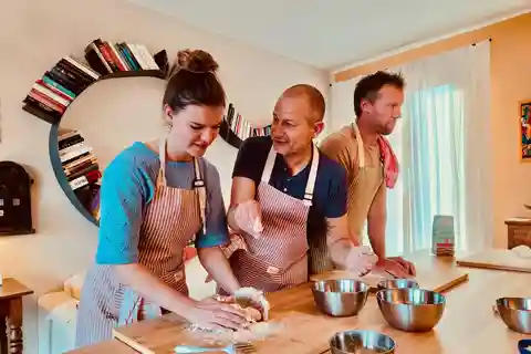 Verona Center: Pasta Class with Dinner & Wine in Local Home