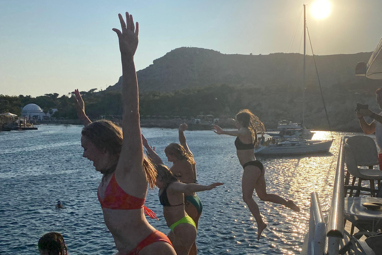 Rhodes : Croisière au coucher du soleil avec musique live, buffet grec et vinRhodes : Tout compris Coucher de soleilDîner, Musique live, Cocktails et boissons