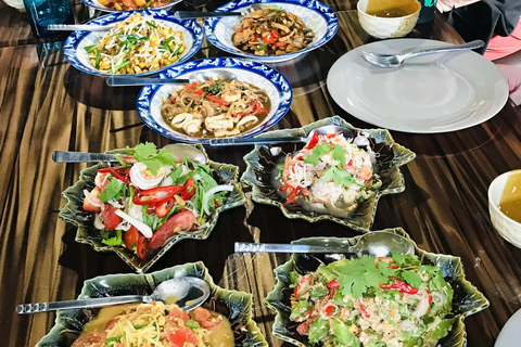 Autentyczne tajskie gotowanie z Pui w Khao LakLekcja gotowania autentycznych tajskich dań w Khao Lak Pui