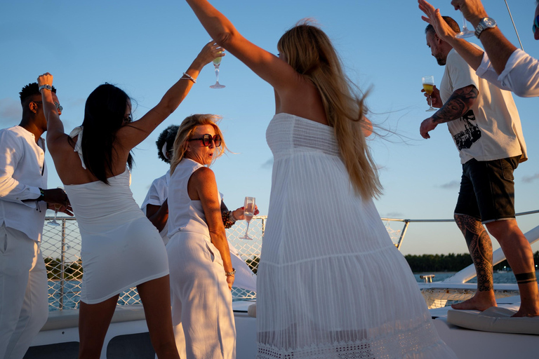 Punta Cana: Crociera privata in catamarano al tramonto con champagne