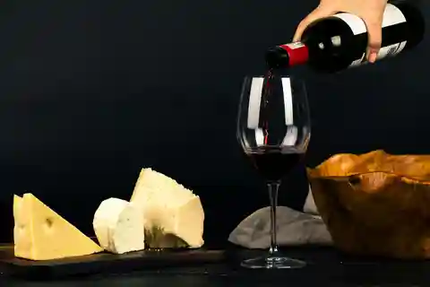 Prova de vinhos e prato de queijos