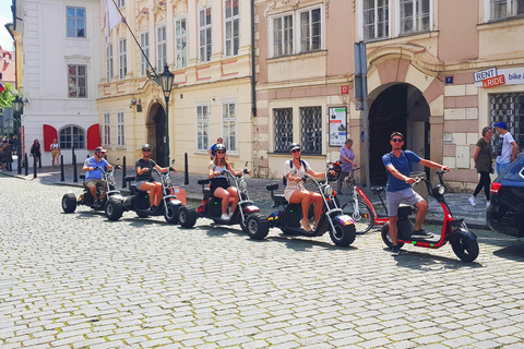 Prague : Visite guidée des points de vue panoramiques en tricycle électriqueOffre spéciale Tour standard avec 2 personnes par tricycle