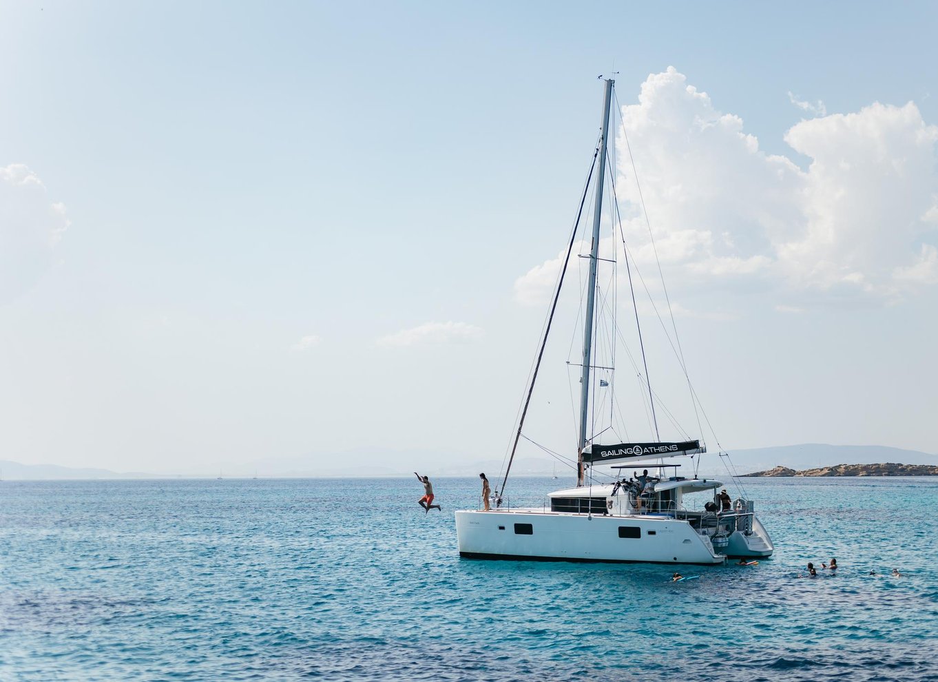 Athen: Riviera Catamaran Cruise med måltid og drikkevarer