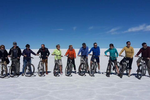 Depuis Uyuni : Uyuni Salt Flat 1 journée + vélos et déjeuner