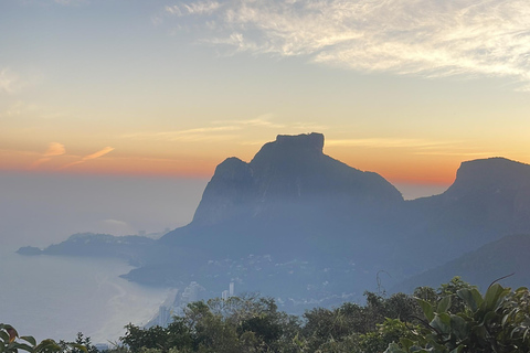 Dois irmãos sunrise hike & drone video